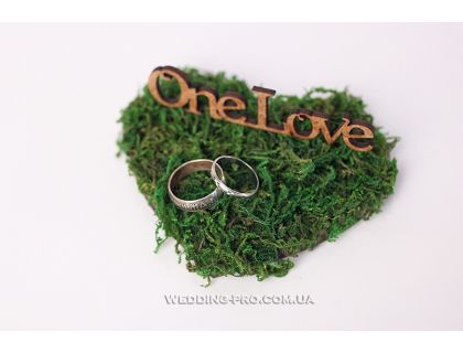 Подушечка для кілець у вигляді серця "One Love" з натуральним мохом